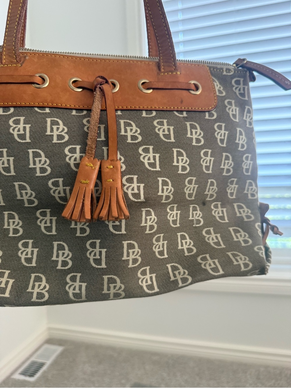 Vintage Dooney and Bourke USED tote bag - Picture 2 of 16